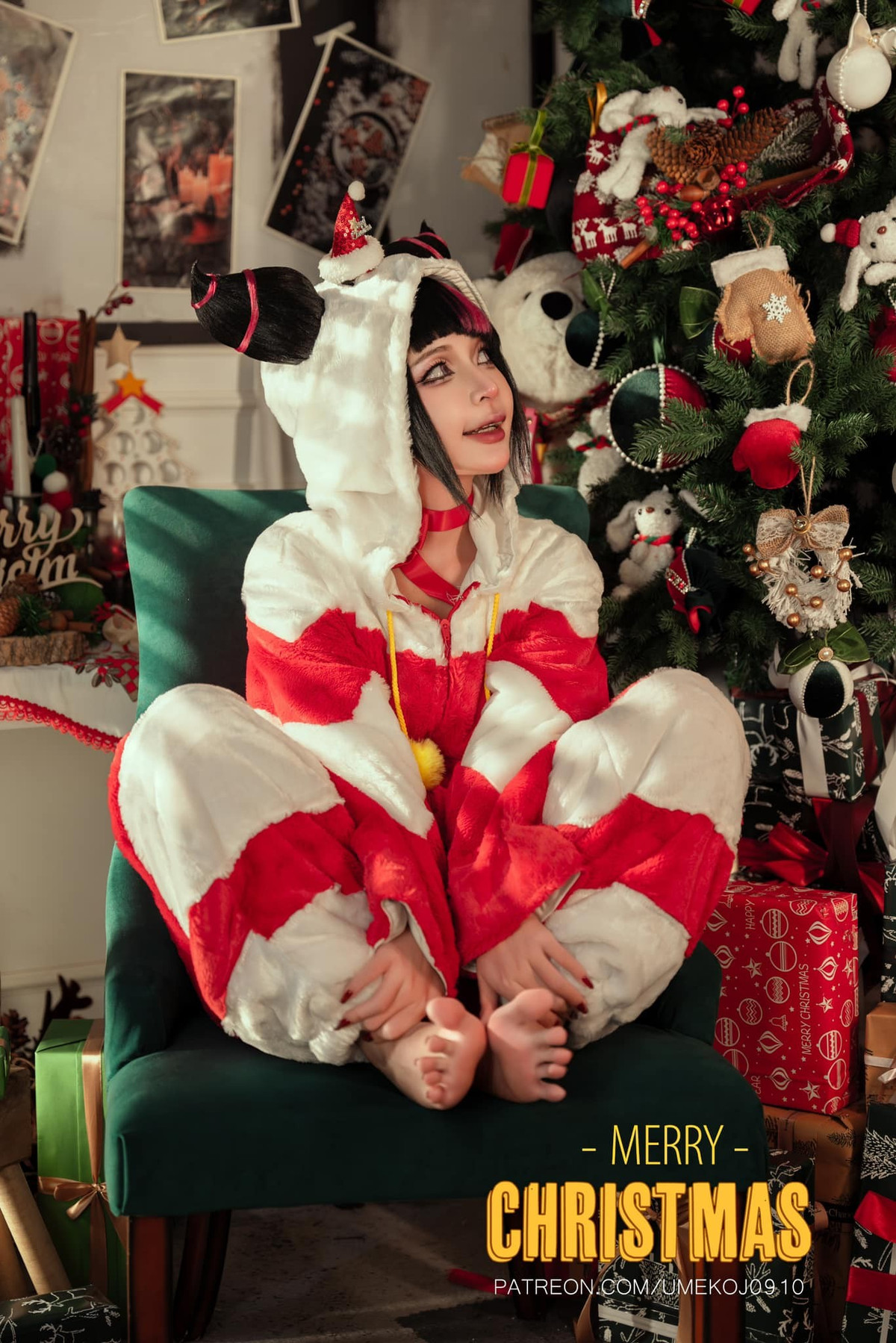 Thực tế thì đây không phải lần đầu tiên nữ coser này "chơi bạo" đến vậy, thế nhưng màn hóa thân này vẫn khiến không ít người xem phải "dụi mắt".