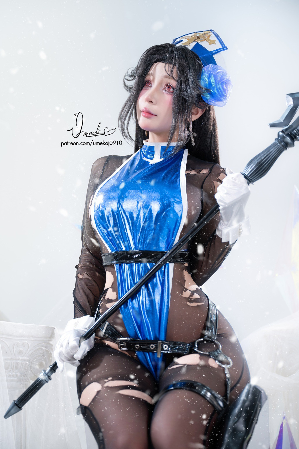 Dù bộ trang phục đã "tả tơi" đến vậy, song nữ coser cũng khá tinh tế, che đi các vị trí nhạy cảm và sử dụng góc quay thông minh để phô diễn toàn bộ đường nét trên cơ thể.