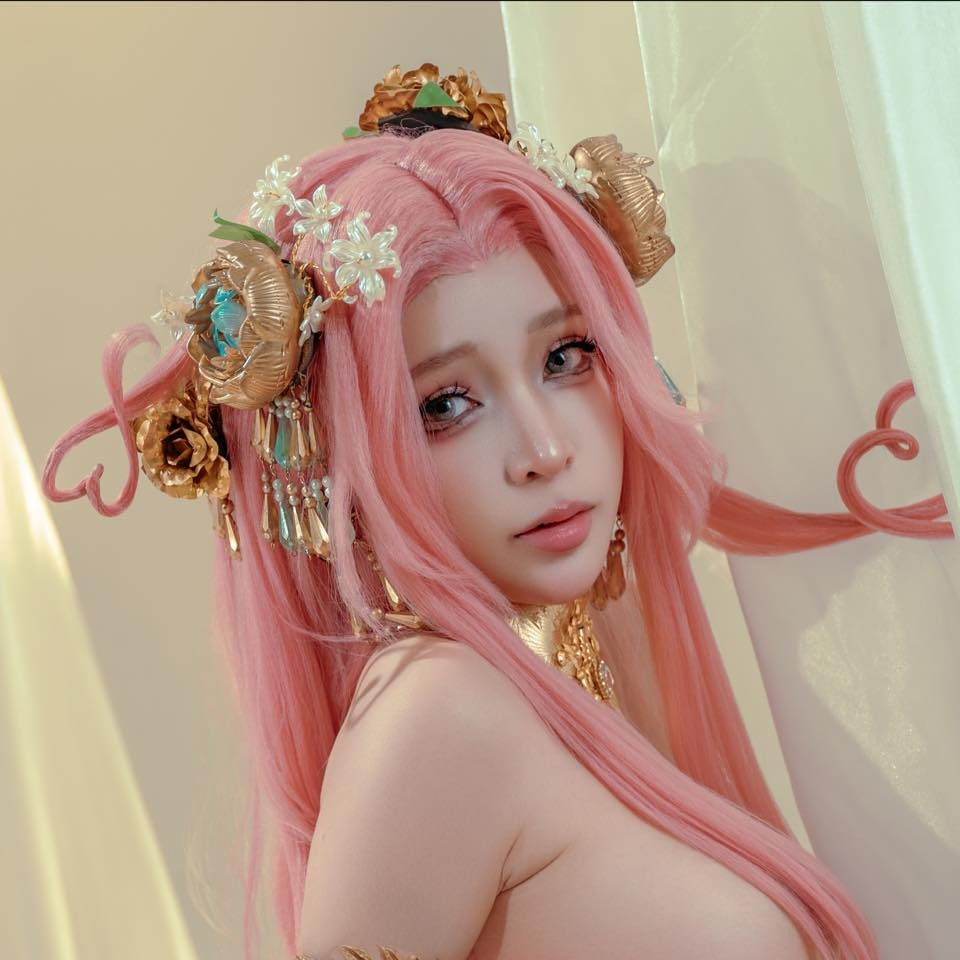 Tuy nhiên, điều khiến video trở nên "viral" lại chính bởi Umeko J đang để một người khác trực tiếp xé rách phần áo ở ngực và bụng. Quả thực đây là một "nước đi" sáng tạo, khai thác yếu tố thị giác độc đáo để tạo điểm nhấn.