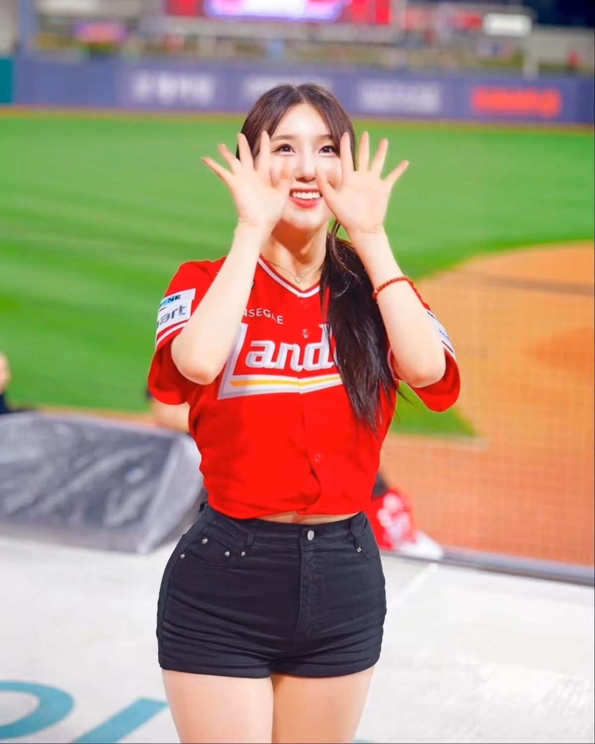 Nhưng vẻ đẹp của Kim Hyun-yeon không chỉ dừng lại ở gương mặt. Cô sở hữu một thân hình đáng mơ ước với những đường cong nóng bỏng, vòng eo thon gọn và đôi chân dài miên man.