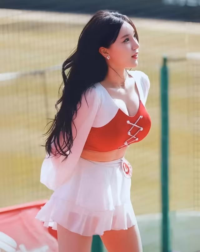 Ngay từ cái nhìn đầu tiên, Hyun-yeon đã khiến người đối diện phải choáng ngợp bởi gương mặt tỉ lệ vàng, đôi mắt to tròn long lanh, sống mũi cao thanh tú và đôi môi chúm chím.