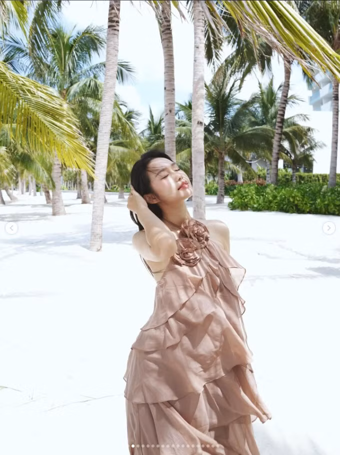 Không chỉ sở hữu nhan sắc dịu dàng, Doãn Hải My còn ghi điểm tuyệt đối khi tự tay chăm chút từng góc nhỏ trong căn biệt thự chục tỷ của hai vợ chồng.