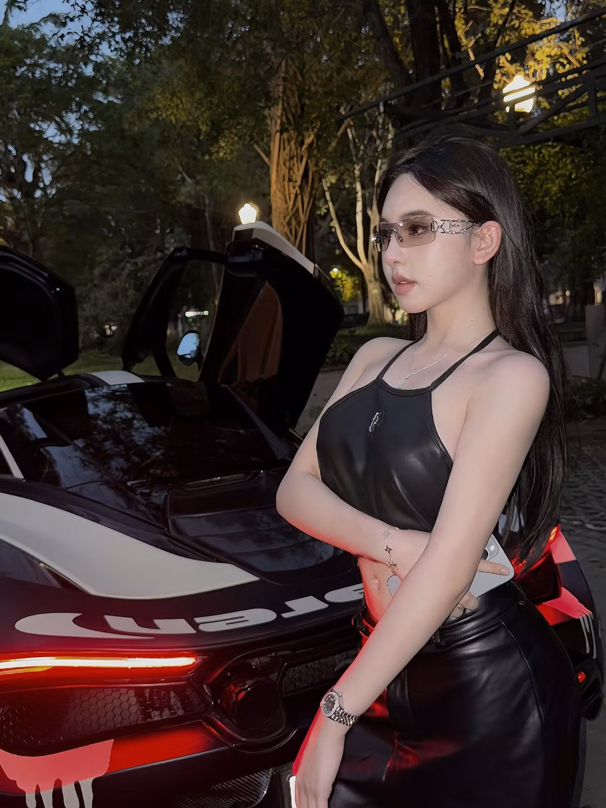 Trần Huyền Châu (sinh năm 2001) được biết đến lần đầu tiên vào năm 2015 khi diện áo dài xinh xắn, dễ thương. Cô nàng được mệnh danh là "hot girl tiểu học" dù khi đó đã là học sinh lớp 9.