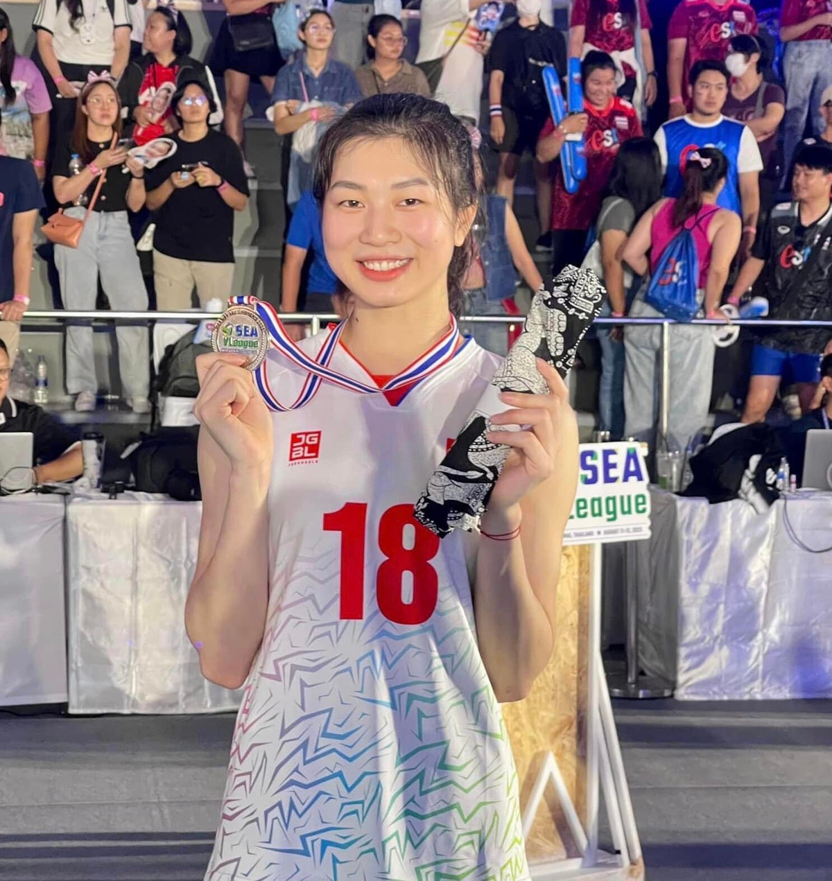 Hình ảnh của phụ công Phạm Thị Hiền được chia sẻ rộng rãi trên các diễn đàn bóng chuyền trong nước.