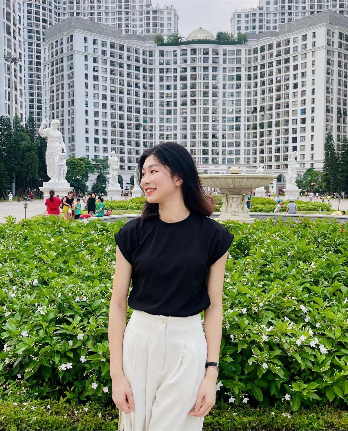 Dưới các bài đăng, rất nhiều bình luận dành sự khen ngợi cho nhan sắc của phụ công cao 1m72 này.