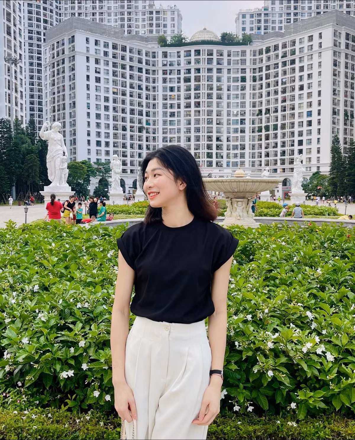 Dưới các bài đăng, rất nhiều bình luận dành sự khen ngợi cho nhan sắc của phụ công cao 1m72 này.