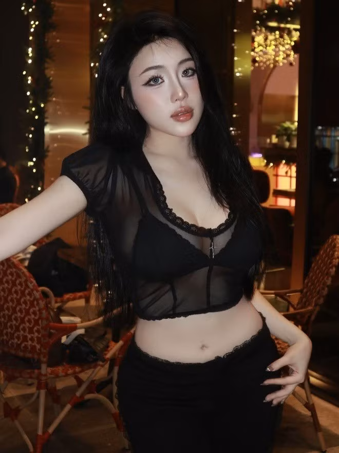 Giống Quốc Việt, Hồng Nghi không công khai chuyện hẹn hò trên mạng xã hội. Cả hai thậm chí chưa từng đăng ảnh hay gắn thẻ nhau trong các bài viết.