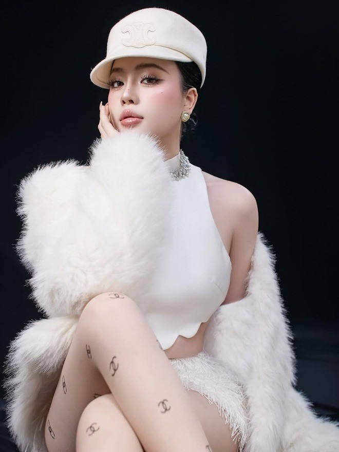 Bàn thắng của Quốc Việt cũng giúp trang cá nhân của hot girl Hải Phòng được nhiều dân mạng tìm kiếm. Dưới các bài đăng, phần lớn bình luận đều dành lời khen cho nhan sắc nổi bật của nàng WAG 23 tuổi.