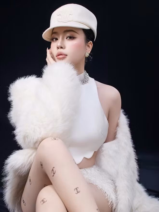 Bàn thắng của Quốc Việt cũng giúp trang cá nhân của hot girl Hải Phòng được nhiều dân mạng tìm kiếm. Dưới các bài đăng, phần lớn bình luận đều dành lời khen cho nhan sắc nổi bật của nàng WAG 23 tuổi.