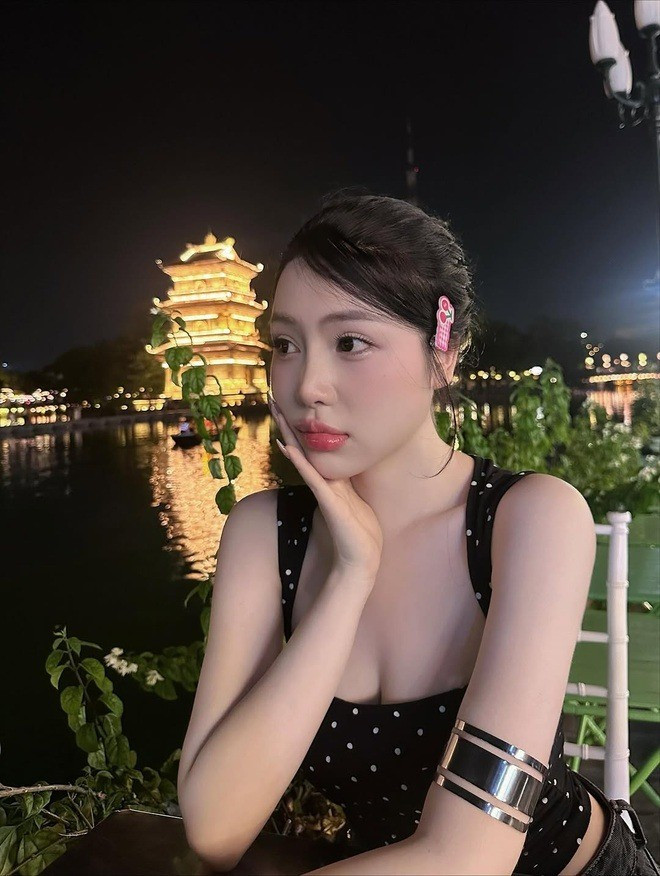 Tuy nhiên, không ít người theo dõi để ý cầu thủ sinh năm 2003 thường bình luận dưới bài viết của người yêu bằng những lời có cánh.