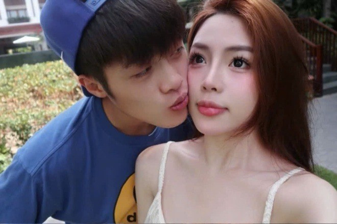 Là cầu thủ khá kín tiếng, Quốc Việt không chia sẻ quá nhiều về đời tư trên mạng xã hội. Ở phần tin nổi bật trên Instagram, anh chỉ đăng ảnh tình cảm với một cô gái xinh đẹp song không công khai danh tính. Nhiều người hâm mộ nhanh chóng phát hiện đó là Chu Hồng Nghi - hot girl có hơn 13.000 người theo dõi nhờ vẻ ngoài gợi cảm.