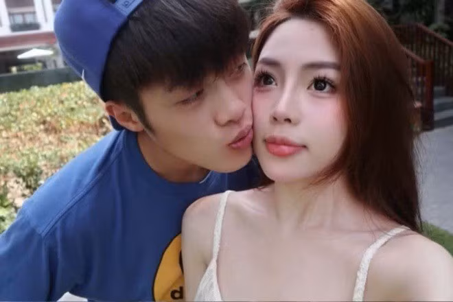 Là cầu thủ khá kín tiếng, Quốc Việt không chia sẻ quá nhiều về đời tư trên mạng xã hội. Ở phần tin nổi bật trên Instagram, anh chỉ đăng ảnh tình cảm với một cô gái xinh đẹp song không công khai danh tính. Nhiều người hâm mộ nhanh chóng phát hiện đó là Chu Hồng Nghi - hot girl có hơn 13.000 người theo dõi nhờ vẻ ngoài gợi cảm.