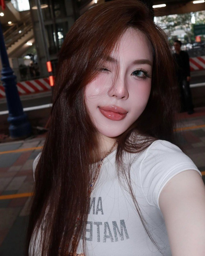 Hồng Nghi sinh năm 2003, bằng tuổi và cùng quê Hải Phòng với nam tiền đạo.