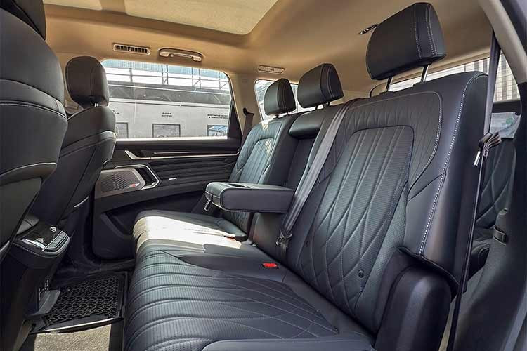 Với vị thế là mẫu xe đầu bảng, Majestor dự kiến ​​sẽ được trang bị hệ thống hỗ trợ lái xe tiên tiến cấp độ 2 (Level 2 ADAS), cửa sổ trời toàn cảnh, camera 360 độ và bảng điều khiển kỹ thuật số hoàn toàn. MG Majestor cũng đi kèm với hơn 30 tính năng an toàn tiêu chuẩn.