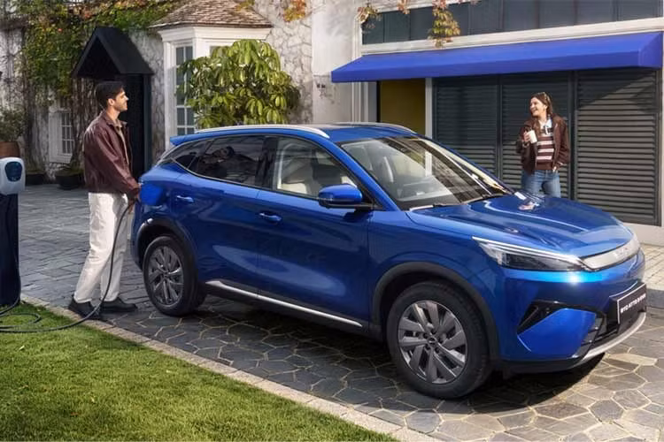 Thông số 3,9 giây đưa Atto 3 Evo 2026 vào nhóm SUV điện có khả năng tăng tốc tiệm cận xe thể thao. Đáng chú ý, xe còn được trang bị hệ thống treo sau độc lập đa liên kết, hứa hẹn cải thiện độ ổn định khi vào cua và vận hành ở tốc độ cao.