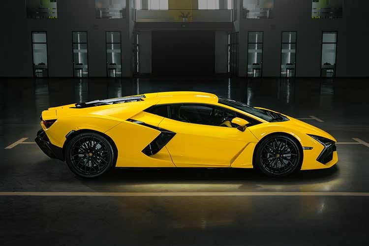 Trái tim của Lamborghini Revuelto là hệ truyền động plug-in HPEV hoàn toàn mới, kết hợp giữa động cơ xăng V12 6.5L hút khí tự nhiên và ba mô-tơ điện. Đáng chú ý, khối động cơ mã L545 này là cỗ máy 12 xy-lanh nhẹ nhất và mạnh mẽ nhất mà hãng siêu xe Italy từng chế tạo, chỉ nặng 218kg.