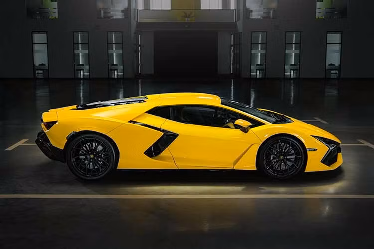 Trái tim của Lamborghini Revuelto là hệ truyền động plug-in HPEV hoàn toàn mới, kết hợp giữa động cơ xăng V12 6.5L hút khí tự nhiên và ba mô-tơ điện. Đáng chú ý, khối động cơ mã L545 này là cỗ máy 12 xy-lanh nhẹ nhất và mạnh mẽ nhất mà hãng siêu xe Italy từng chế tạo, chỉ nặng 218kg.