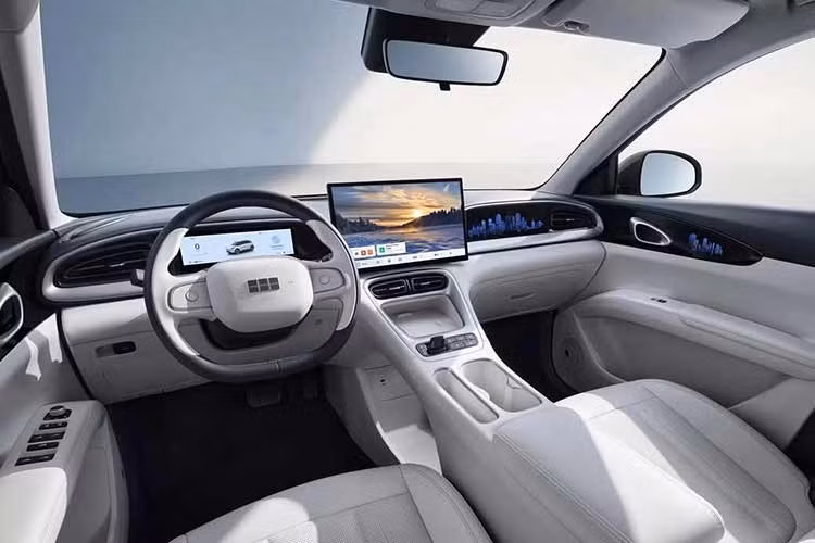 Bên trong khoang lái, Geely EX2 thực sự tạo ra một cuộc cách mạng về trải nghiệm thị giác. Xe loại bỏ sự rườm rà để hướng tới phong cách tối giản nhưng không kém phần sang trọng. Điểm nhấn trung tâm là màn hình giải trí khổng lồ lên tới 14,6 inch, kết hợp cùng bảng đồng hồ điện tử 8,8 inch, vận hành trên hệ điều hành Galaxy Flyme Auto mượt mà.