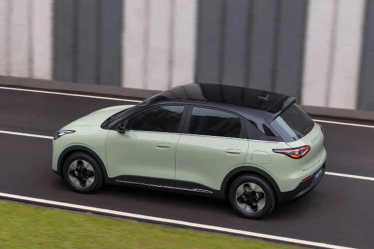 Về khả năng vận hành, Geely EX2 tại thị trường quốc tế có hai tùy chọn pin dung lượng 30,12 kWh và 40,16 kWh, cung cấp tầm hoạt động lần lượt là 310 km và 410 km sau mỗi lần sạc đầy. Đặc biệt, công nghệ sạc nhanh cho phép xe nạp từ 30% lên 80% pin chỉ trong khoảng hơn 20 phút, giúp giảm bớt nỗi lo về thời gian chờ đợi của người dùng.