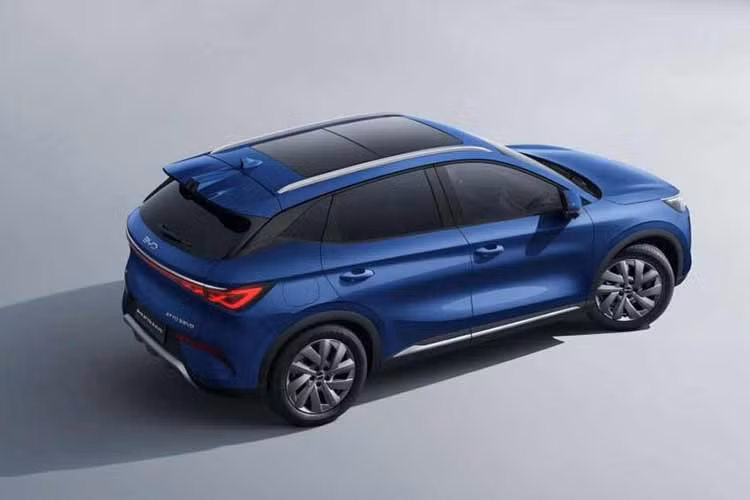 Tháng 10/2025, thế hệ mới của mẫu xe này xuất hiện trong hồ sơ kiểm định tại Trung Quốc, hé lộ nhiều nâng cấp về công suất lẫn phạm vi hoạt động. Đến ngày 11/2, BYD xác nhận tên gọi quốc tế sẽ là Atto 3 Evo 2026, nhấn mạnh bước tiến công nghệ so với phiên bản tiền nhiệm.