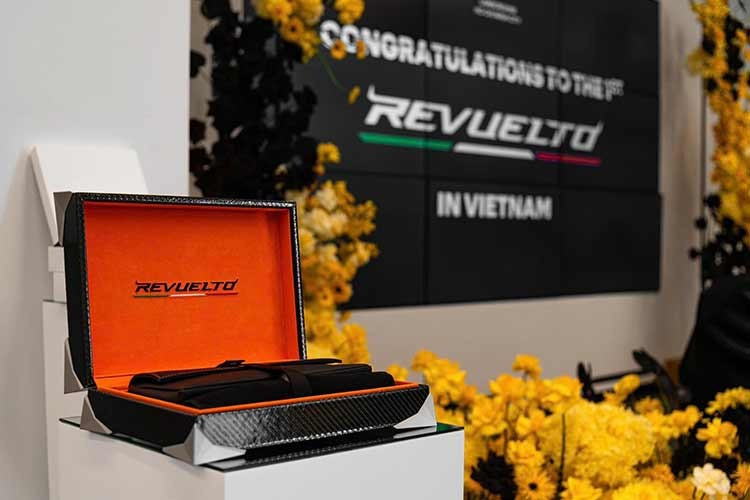 Với mức giá khởi điểm từ 43,99 tỷ đồng, mẫu siêu xe Lamborghini Revuelto mới được cho là sẽ kế nhiệm huyền thoại Aventador đã đánh dấu bước chuyển mình lịch sử của thương hiệu "bò tót" sang kỷ nguyên điện hóa hiệu suất cao.