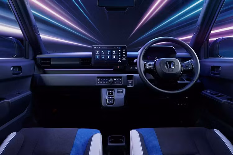 Khoang cabin của Super-One vẫn dựa trên thiết kế của N-One e:, nhưng được bổ sung ghế thể thao với phần đệm ôm lưng lớn hơn, viền tím và đồng hồ kỹ thuật số 7 inch có thể chuyển sang giao diện vòng tua máy khi kích hoạt chế độ Boost.