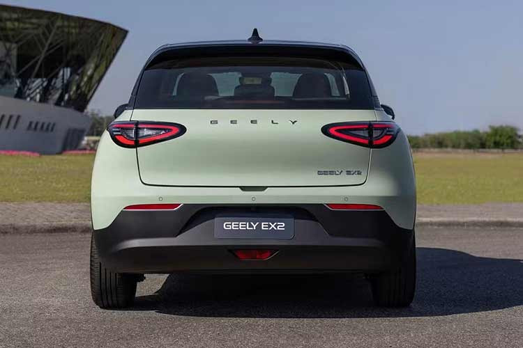 EX2 sở hữu gói hỗ trợ lái nâng cao ADAS cấp độ 2 trên phiên bản cao cấp. Hệ thống này bao gồm các tính năng an toàn thường chỉ thấy trên xe hạng sang như kiểm soát hành trình thích ứng, phanh khẩn cấp tự động và camera 540 độ hỗ trợ quan sát xuyên thấu khung gầm, mang lại sự tự tin tối đa cho người lái trong điều kiện giao thông đông đúc tại Việt Nam.