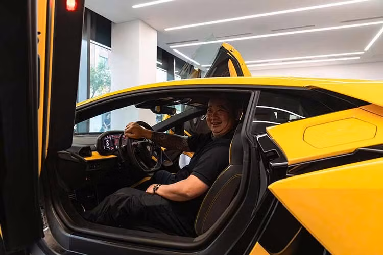 Điểm thú vị là cả ba màn hình này đều có thể chia sẻ thông tin qua lại chỉ bằng những thao tác vuốt chạm đơn giản. Vô lăng của xe được lấy cảm hứng trực tiếp từ các mẫu xe đua Squadra Corse, tích hợp hai núm vặn điều chỉnh 13 chế độ lái khác nhau, cho phép chủ nhân cá nhân hóa trải nghiệm lái từ êm ái khi đi trong phố đến bùng nổ trên đường đua.