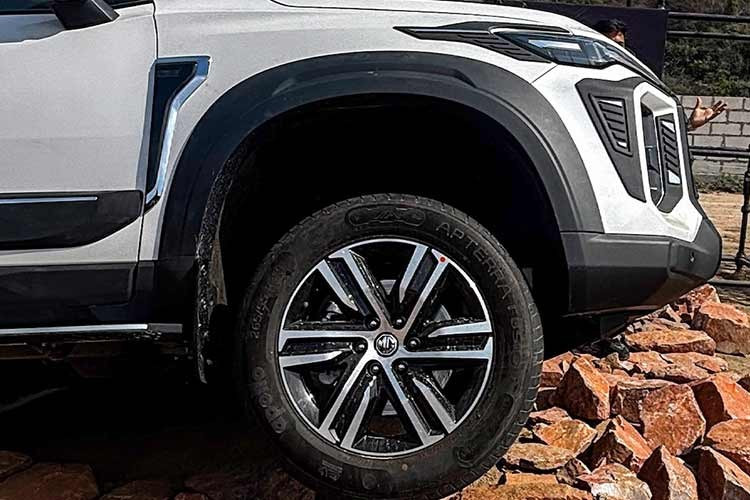 Nhìn từ bên hông, chiếc xe nổi bật với kích thước lớn, đường vai mạnh mẽ và bộ mâm hợp kim 19 inch cỡ lớn, trong khi phía sau có đèn hậu LED nối liền, cản sau hầm hố và ống xả kép. Nhìn chung, Majestor trông giống như một phiên bản được nâng cấp mạnh mẽ của Gloster, nhưng với các chi tiết sắc nét hơn và vẻ ngoài ấn tượng hơn.