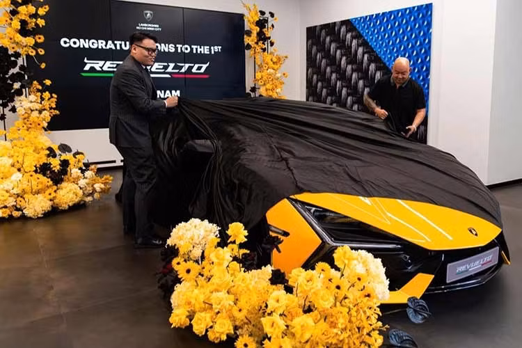 Mẫu siêu xe Lamborghini Revuelto mới về Việt Nam vẫn trung thành với triết lý thiết kế "một đường dọc duy nhất" cùng tỷ lệ thân xe cực đoan đặc trưng, điều đã làm nên tên tuổi cho những đàn anh như Countach hay Diablo. .