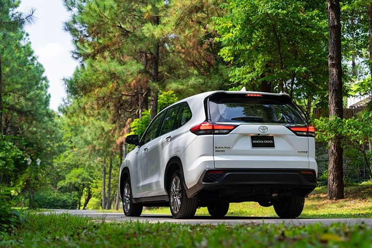 Trong khi đó, 2 phiên bản còn lại của Toyota Innova Cross không thay đổi giá niêm yết. Bản 2.0G có giá 730 triệu đồng trong khi con số tương ứng của bản 2.0V là 825 triệu đồng. Đây là lần điều chỉnh giá bán thứ hai của dòng xe Toyota Innova Cross. Trước đó, vào hồi tháng 3/2025, dòng MPV hạng trung này tăng giá 15 triệu đồng ở bản 2.0V và 23 triệu đồng ở bản hybrid.