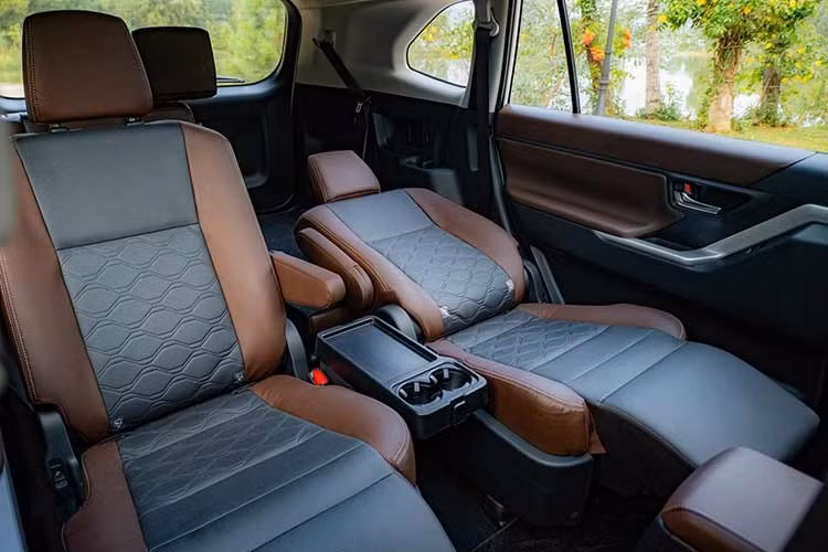 Bên cạnh động cơ tiết kiệm xăng, Toyota Innova Cross Hybrid còn sở hữu trang bị phong phú với hệ thống đèn LED, đèn LED định vị ban ngày, gương chiếu hậu gập điện tự động/chỉnh điện/tích hợp đèn báo rẽ, mâm 18 inch, cửa cốp chỉnh điện, ghế bọc da, ghế lái chỉnh điện 8 hướng, ghế phụ lái chỉnh 4 hướng...