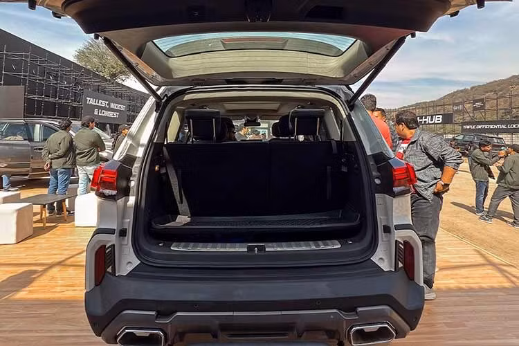 MG Majestor có các tùy chọn động cơ duy nhất là động cơ diesel 2.0 lít. Động cơ diesel tăng áp kép 2.0 lít sản sinh công suất 215,5PS và mô-men xoắn 478,5Nm, với cấu hình dẫn động 4 bánh và 2 bánh. Cả hai đều được kết hợp với hộp số tự động 8 cấp. Gói trang bị off-road M-Hub bao gồm hộp số truyền động 4x4 và ba vi sai khóa.