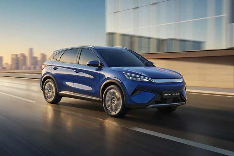 Cuộc đua xe điện toàn cầu đang bước sang giai đoạn tăng tốc, BYD đã liên tục nâng cấp dải sản phẩm của mình bằng việc ra mắt phiên bản mới Evo cho mẫu SUV chủ lực Atto 3. Loạt thay đổi đáng chú ý đến từ hệ thống điện cao áp 800V, dẫn động bốn bánh và khả năng tăng tốc ngang ngửa nhiều mẫu xe thể thao.