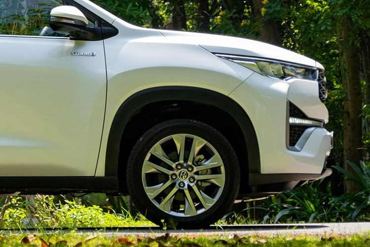 Có 2 tiêu chí để xác định một mẫu xe hybrid có đủ điều kiện hưởng ưu đãi hay không. Tiêu chí đầu tiên là đối chiếu kiểu loại xe. Cụ thể hơn, các mẫu xe hybrid sẽ được xét ưu đãi thuế nếu có cùng kiểu loại, dung tích xi-lanh động cơ, số chỗ ngồi với phiên bản chạy xăng hoặc dầu, đồng thời tiết kiệm tối thiểu 30% nhiên liệu.