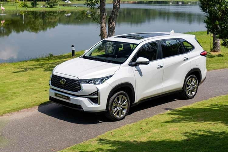 Trong năm 2025, hãng Toyota đã bán được 8.096 chiếc Innova Cross cho khách hàng Việt. Đây chính là mẫu MPV bán chạy thứ 4 tại Việt Nam, chỉ sau VinFast Limo Green, Mitsubishi Xpander và Toyota Veloz Cross. Với giá bán hấp dẫn hơn ở bản hybrid, mẫu MPV này dự kiến sẽ tiếp tục tăng trưởng doanh số trong năm 2026.