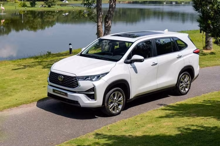 Trong năm 2025, hãng Toyota đã bán được 8.096 chiếc Innova Cross cho khách hàng Việt. Đây chính là mẫu MPV bán chạy thứ 4 tại Việt Nam, chỉ sau VinFast Limo Green, Mitsubishi Xpander và Toyota Veloz Cross. Với giá bán hấp dẫn hơn ở bản hybrid, mẫu MPV này dự kiến sẽ tiếp tục tăng trưởng doanh số trong năm 2026.