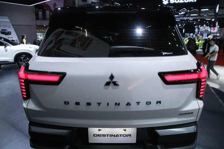 Về thẩm mỹ, xe sở hữu ngoại thất trắng ngọc trai phối hai tông màu tương phản, đi kèm logo đen nổi bật trên nắp ca-pô và cửa sau. Không gian nội thất cũng được chăm chút với thảm sàn thiết kế riêng và ví đựng chìa khóa độc bản.