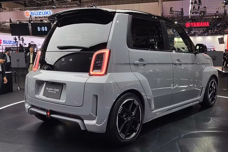 Xe được trang bị cản trước, sau thiết kế lại với các hốc gió, vòm bánh loe rộng cùng cánh gió đuôi và bộ mâm hợp kim 15 inch sơn đen Berlina Black. Một số thay đổi giúp Super-One dài hơn 194 mm, rộng hơn 98 mm và cao hơn 71 mm so với N-One e:, trong khi vẫn giữ nguyên chiều dài cơ sở.