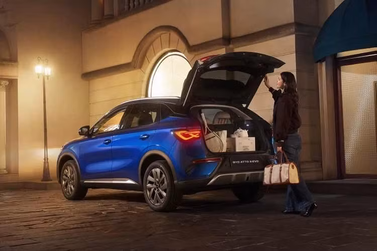 Đặc biệt hơn, Atto 3 Evo bây giờ có thêm phiên bản AWD với nhiều thông số gây bất ngờ. Công suất tối đa 443 mã lực, mô-men xoắn 580Nm, khả năng tăng tốc 0–100 km/h là 3,9 giây và tầm hoạt động 510 km (CLTC).