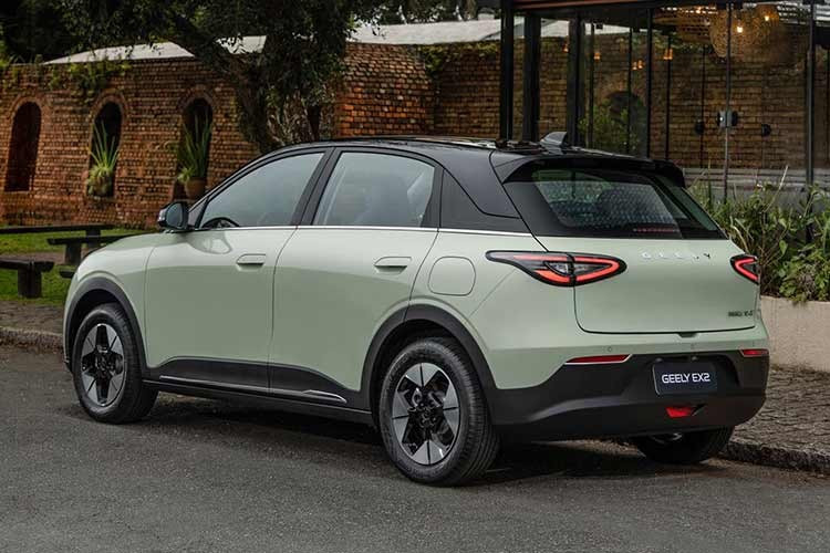 Mặc dù thông số kích thước chiều dài x rộng x cao (4.135 x 1.805 x 1.570 mm) định vị EX2 ở phân khúc hạng A, nhưng điểm khiến giới chuyên môn bất ngờ chính là chiều dài cơ sở đạt tới 2.650 mm. Con số này tương đương với các mẫu xe ở phân khúc hạng B, hứa hẹn mang lại không gian ngồi rộng rãi vượt trội so với các đối thủ cùng tầm tiền.