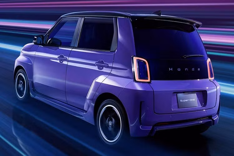 Honda chưa công bố dung lượng pin và quãng đường di chuyển, nhưng có khả năng sử dụng loại pin 29,6 kWh tương tự N-One e:. Xe còn được trang bị hệ thống treo hạ thấp và mở rộng khoảng cách bánh nhằm nâng cao độ ổn định khi vào cua.