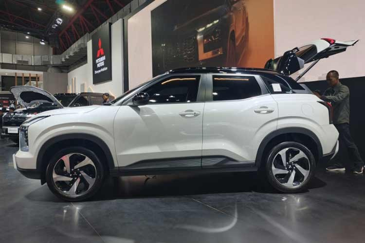 Phiên bản Mitsubishi Destinator 2026 đặc biệt được phát triển dựa trên biến thể Premium cao cấp. Thay đổi mang tính đột phá nhất nằm ở hệ thống gương chiếu hậu điện tử (E-Mirror) tích hợp sẵn camera hành trình (DVR) cho cả phía trước và phía sau.