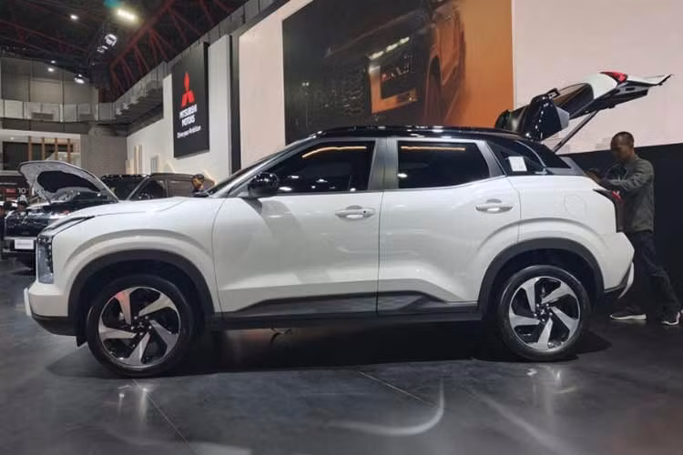 Phiên bản Mitsubishi Destinator 2026 đặc biệt được phát triển dựa trên biến thể Premium cao cấp. Thay đổi mang tính đột phá nhất nằm ở hệ thống gương chiếu hậu điện tử (E-Mirror) tích hợp sẵn camera hành trình (DVR) cho cả phía trước và phía sau.