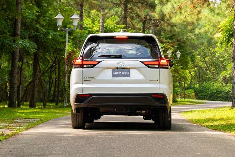 Ở thế hệ này, Toyota Innova Cross còn gây chú ý với gói Toyota Safety Sense gồm các tính năng cảnh báo tiền va chạm, cảnh báo lệch làn, hỗ trợ giữ làn, đèn pha tự động hay ga tự động thích ứng. Một số tính năng khác cũng đáng chú ý như cảnh báo điểm mù, camera 360 độ, cảm biến áp suất lốp, 8 cảm biến va chạm và 6 túi khí cũng là điểm nhấn trên Innova Cross.