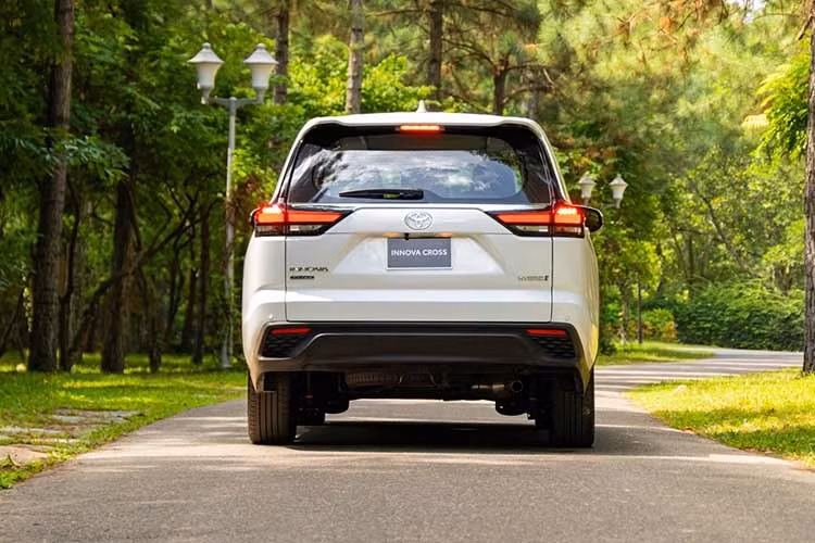 Ở thế hệ này, Toyota Innova Cross còn gây chú ý với gói Toyota Safety Sense gồm các tính năng cảnh báo tiền va chạm, cảnh báo lệch làn, hỗ trợ giữ làn, đèn pha tự động hay ga tự động thích ứng. Một số tính năng khác cũng đáng chú ý như cảnh báo điểm mù, camera 360 độ, cảm biến áp suất lốp, 8 cảm biến va chạm và 6 túi khí cũng là điểm nhấn trên Innova Cross.