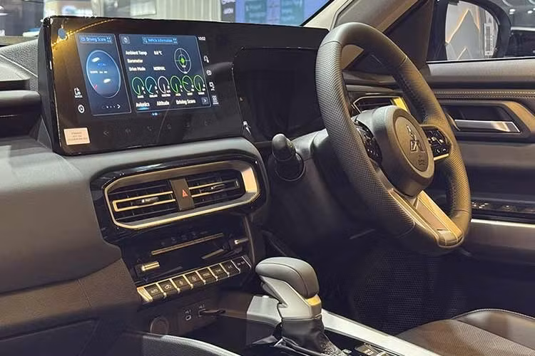 Dù có sự thay đổi về trang bị, Xforce vẫn duy trì những thông số vận hành ấn tượng như khoảng sáng gầm 222 mm cùng 4 chế độ lái linh hoạt. Xe tiếp tục sở hữu khối động cơ 1.5L MIVEC kết hợp hộp số CVT, mang lại khả năng vận hành mượt mà và tiết kiệm.