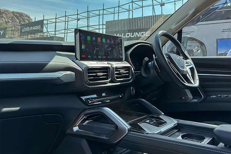 MG Majestor 2026 mới sở hữu chiều dài khoảng 5.046mm, chiều rộng 2.016mm và chiều cao 1.870mm, 7 chiều dài cơ sở 2.950mm. Xe có thể chở tối đa bảy người và sở hữu khoang hành lý rộng rãi — 343 lít khi tất cả các ghế đều được dựng lên, có thể mở rộng lên hơn 1.350 lít khi gập hàng ghế thứ hai.