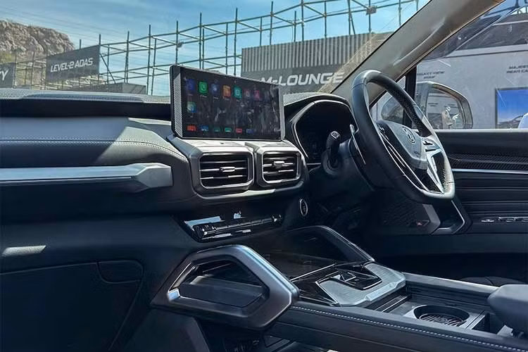 MG Majestor 2026 mới sở hữu chiều dài khoảng 5.046mm, chiều rộng 2.016mm và chiều cao 1.870mm, 7 chiều dài cơ sở 2.950mm. Xe có thể chở tối đa bảy người và sở hữu khoang hành lý rộng rãi — 343 lít khi tất cả các ghế đều được dựng lên, có thể mở rộng lên hơn 1.350 lít khi gập hàng ghế thứ hai.