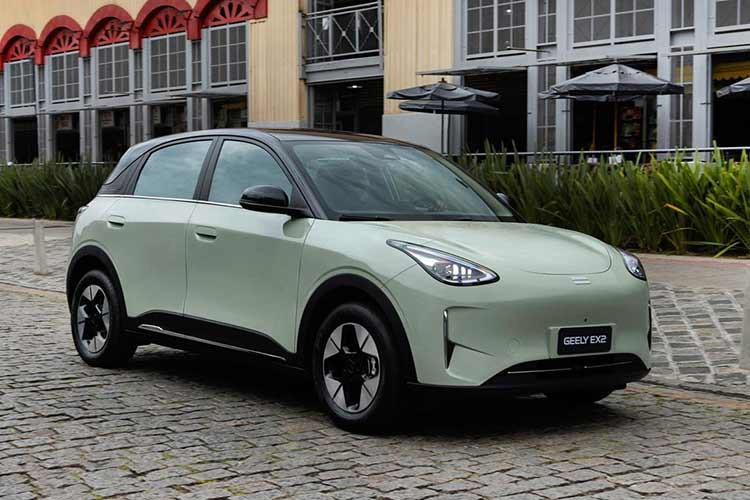 Theo thông tin từ tư vấn bán hàng, một số đại lý tại Việt Nam đã bắt đầu nhận đặt cọc mẫu Geely EX2. Với mức giá tạm tính hơn 500 triệu đồng, tân binh chạy điện của Geely này hứa hẹn sẽ tạo nên cuộc đua thú vị trong phân khúc xe đô thị vốn đang cạnh tranh khốc liệt.
